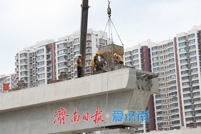 高温酷暑赶建设 建设者化身桥面最美舞者