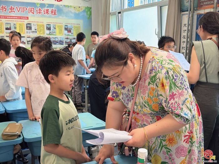 书梯为径 阅读为光——胜利大街小学四年级五班“小种子氧吧”阅读诵读活动纪实