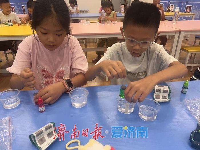 探秘“热胀冷缩”的魔法：济南市科技馆“小小科学家”公益课堂带你玩转温度计