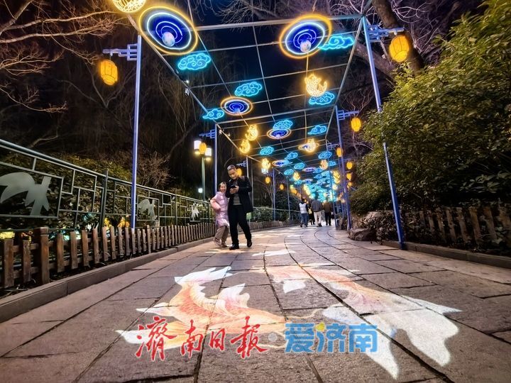 灯火璀璨年味浓，济南市第45届天下第一泉迎春花灯会进行试亮灯