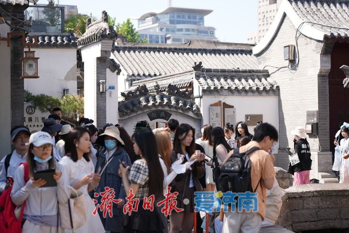 一年四季 泉在济南丨“沉浸式”体验受追捧！假期首日济南起风桥迎打卡热潮