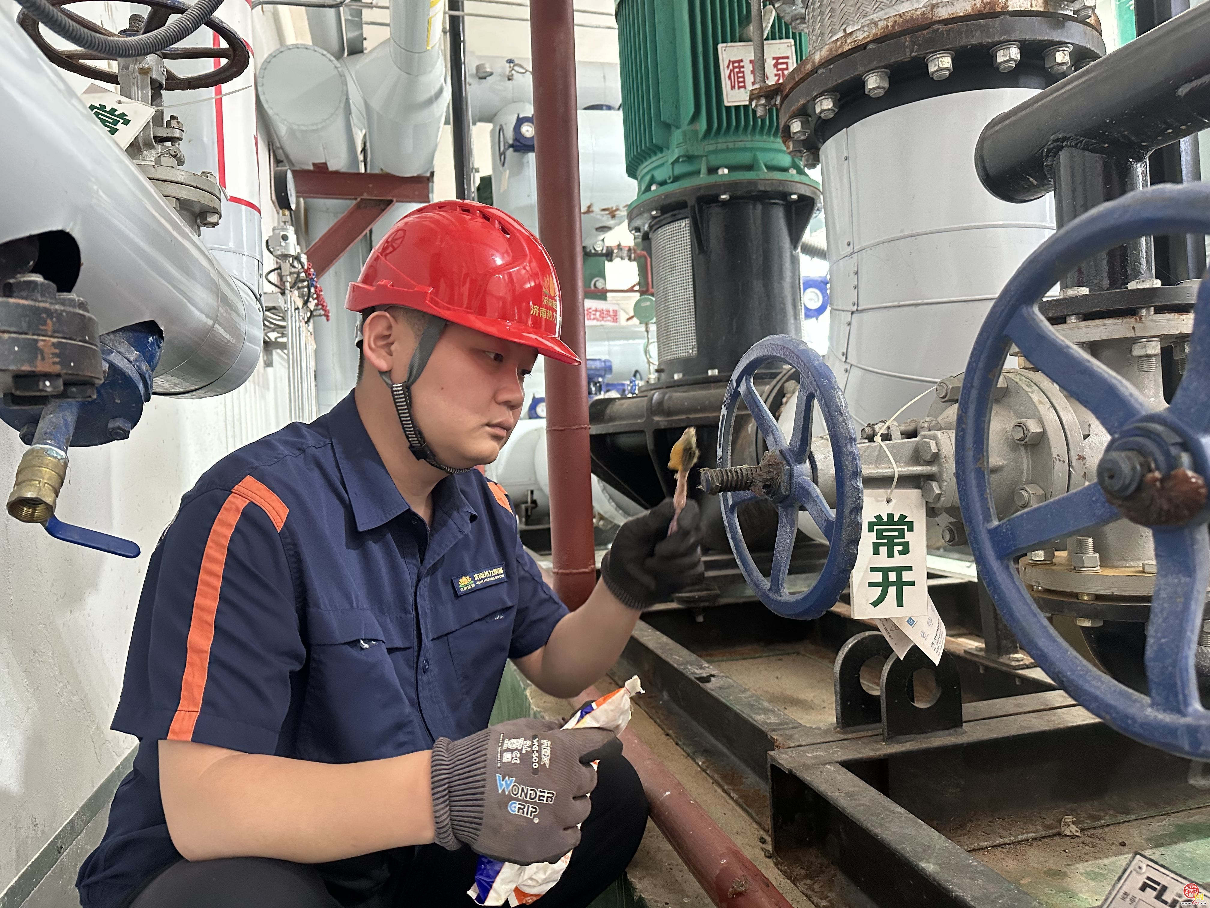 【服务在前】致敬劳动者 解锁能源热力人的节日“副本”