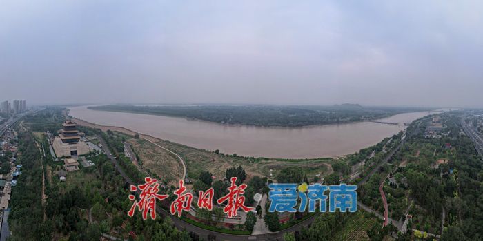烟雨朦胧，黄河畔宛如水墨画卷