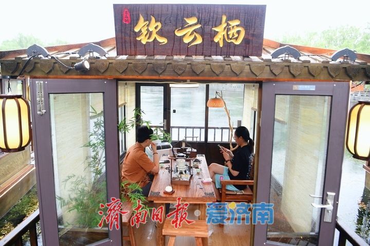 品茶观景、邂逅江南韵味，市民百花洲畔“尝鲜”仿古画舫