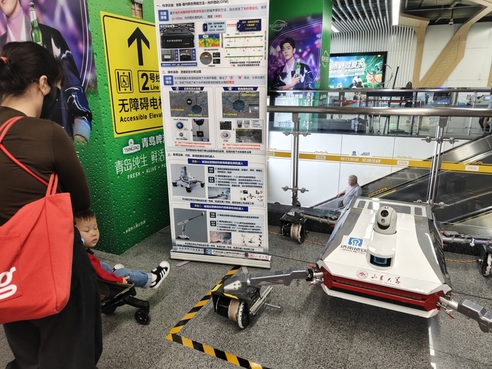 “智能盾构”与“隧道医生”亮相济南地铁站，科普展览上市民零距离感知科技