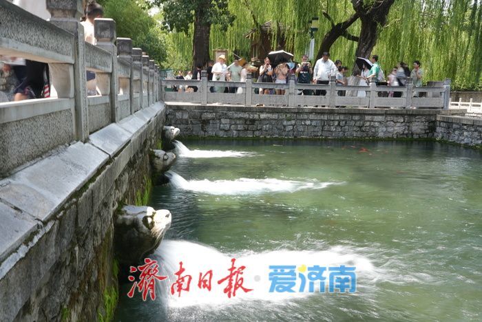 一年四季 泉在济南丨黑虎泉畔人潮涌 虎头喷玉引客来