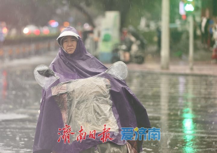 济南突降暴雨 高温天气暂时缓解
