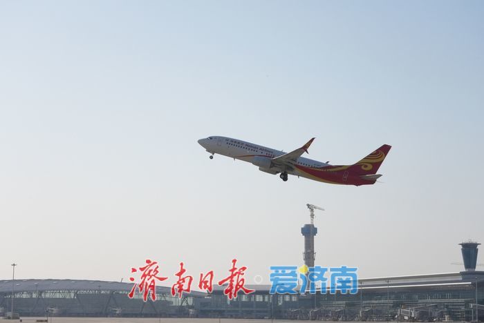 寻一个最美角度与飞机同框，市民“追机”热情高涨