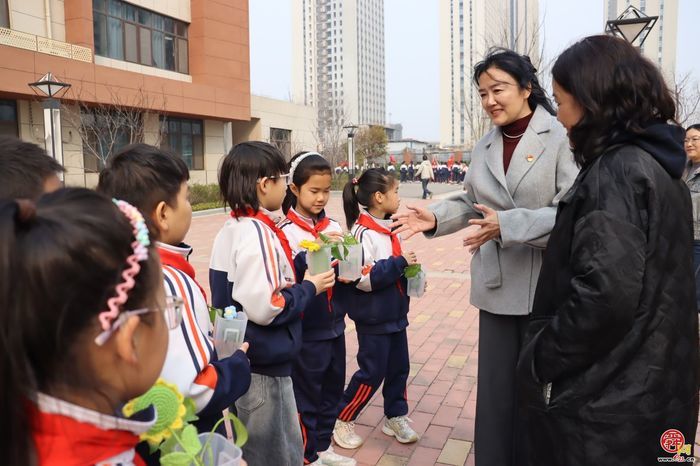 济南市天桥区枫景小学开展植树节活动