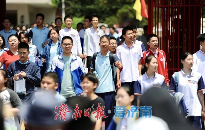 中考语文考试结束 考生轻松自信 积极应对后续考试