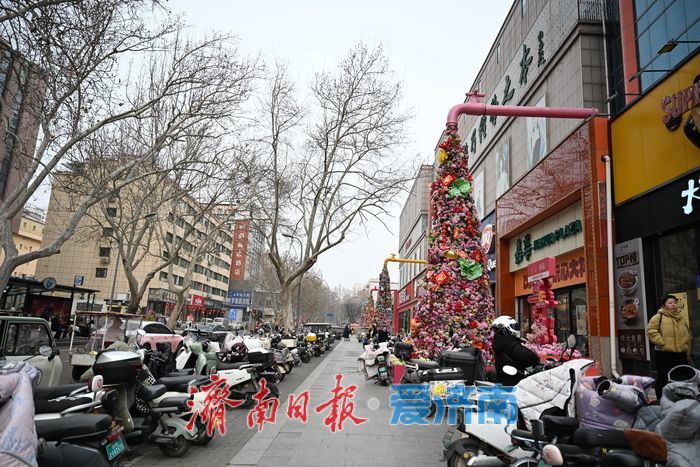 腊月年味浓！巨型骏马立体贺岁装置亮相华联商场