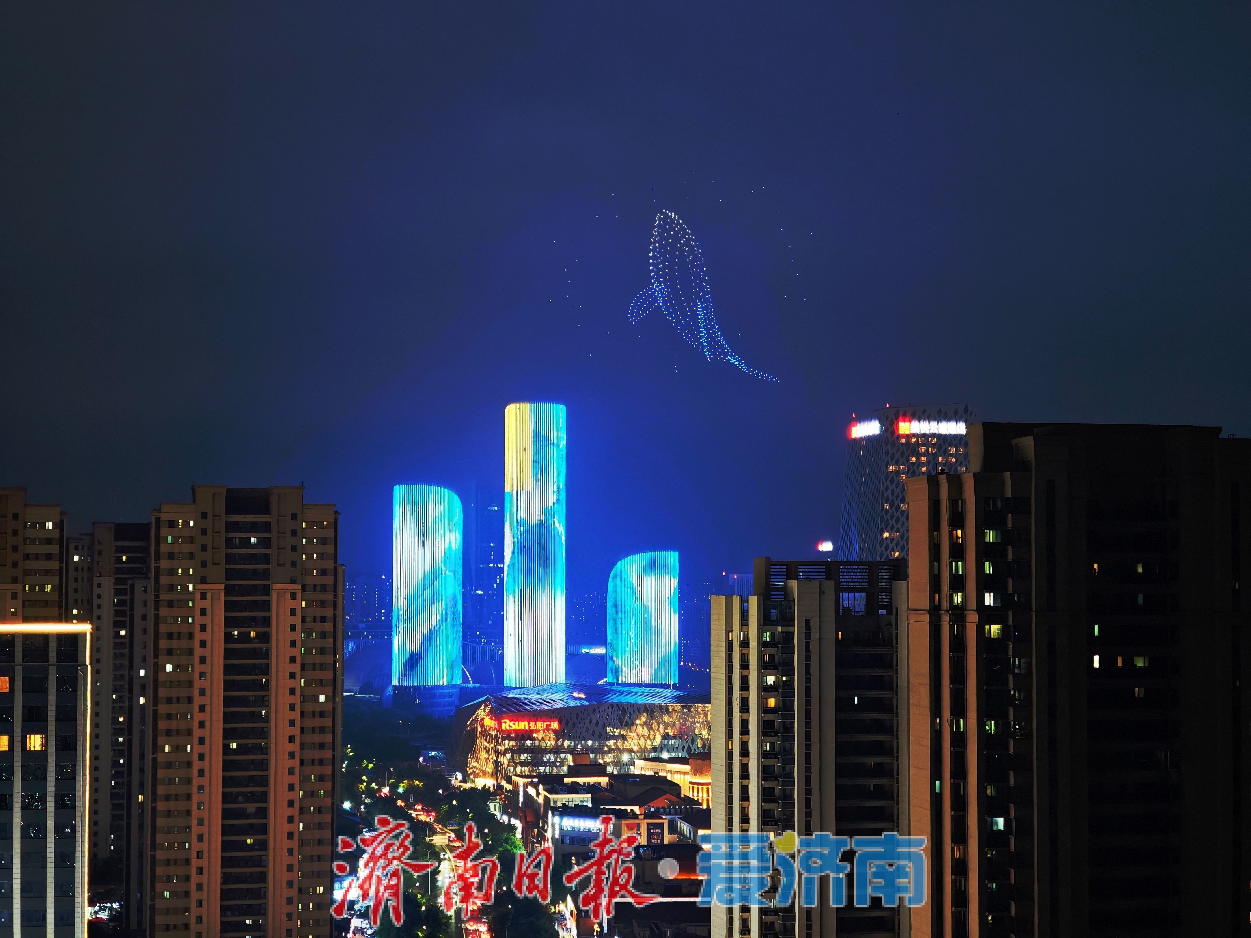 光影告白夜空！520无人机灯光秀点亮济南西客站三馆