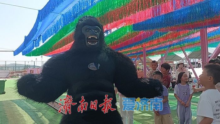 “大猩猩”抢镜、枕头混战……市中区这处乐园太热闹了
