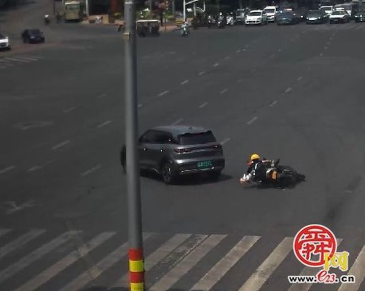 外卖小哥闯红灯被撞  济南交警暖心公主抱撤场