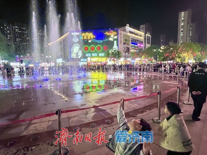 打卡音乐喷泉 感受璀璨夜景