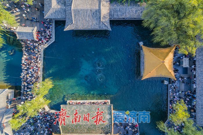 秋泉奔涌迎客来