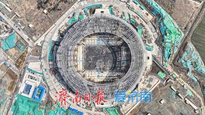 攻克国内之最！黄河体育中心专业足球场成功“戴冠”