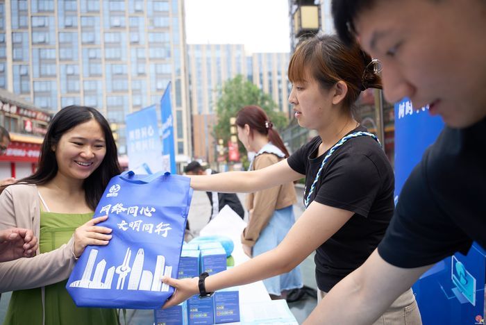 网络文明进商圈 清朗新风润泉城 2026济南网络文明周进商圈活动走进宽厚里