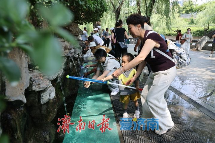 端午假期首日护城河畔人气旺 市民黑虎泉亲水乐享泉水清凉