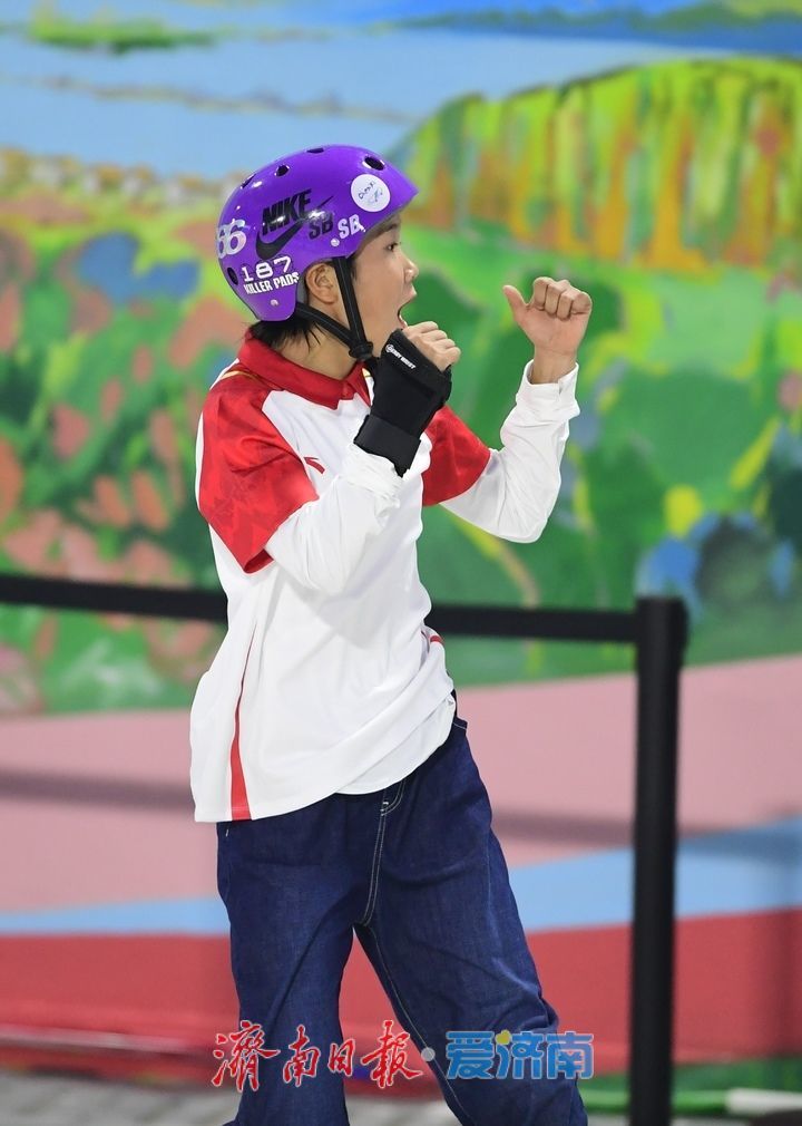 济南选手崔宸曦夺得十五运会滑板女子街式赛金牌