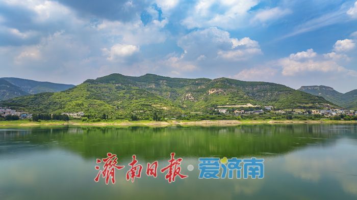 一年四季 泉在济南丨航拍锦绣川水库，“高山草甸”美景令人称赞