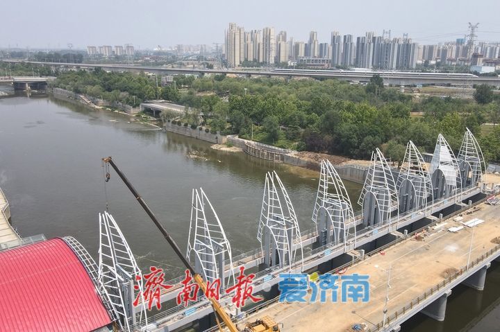 风帆造型钢架重装就位，小清河洪园节制闸维修改造收尾