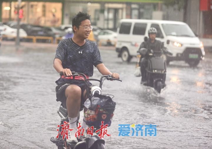 济南突降暴雨 高温天气暂时缓解