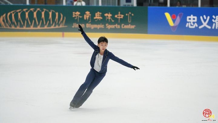 2025年中国花样滑冰俱乐部联赛济南站赛事正酣，选手上演“冰上华尔兹”，花滑现场下起“玩偶雨”