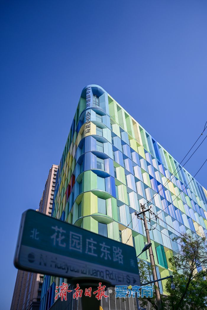 济南“彩虹艺术墙”点亮城市街角