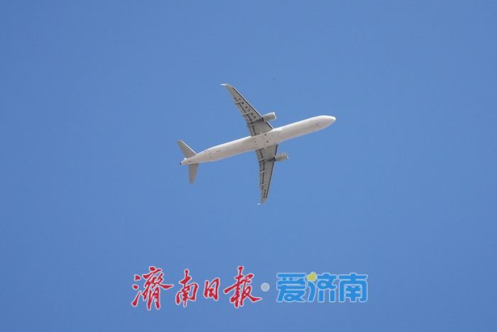 寻一个最美角度与飞机同框，市民“追机”热情高涨