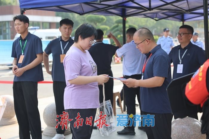 高考首日，济南考生信心满满走进考点