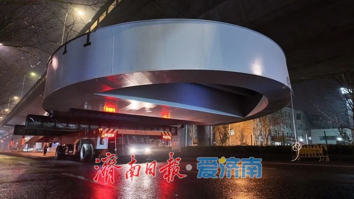 便民通行再提速！二环东路百花公园人行天桥主桥吊装完成