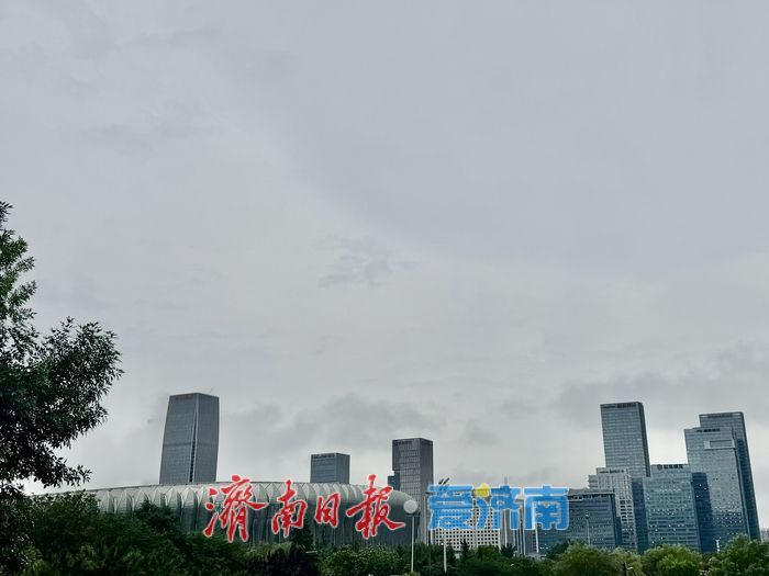 雨后济南CBD云雾缭绕 现夏日梦幻城市景观