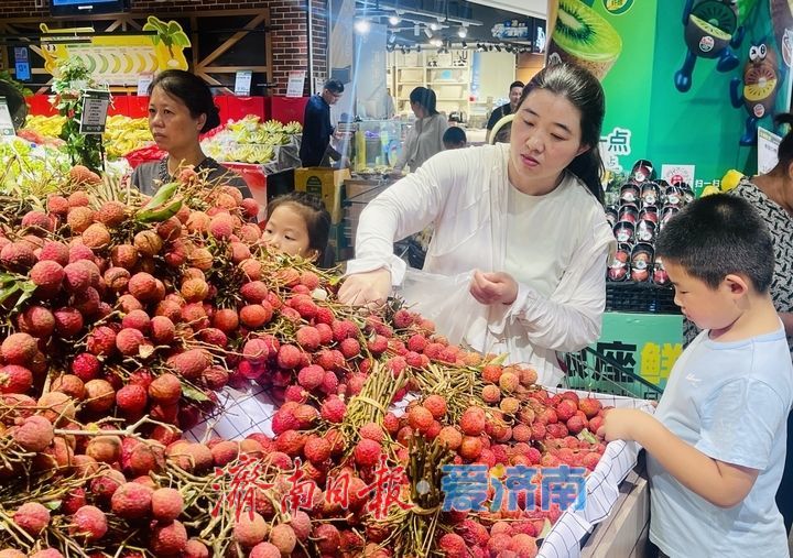 济南超市荔枝热销 时令水果丰富夏日“果篮子”