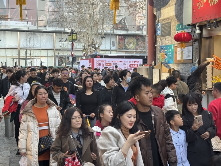 节日里的泉城街头，热闹非凡