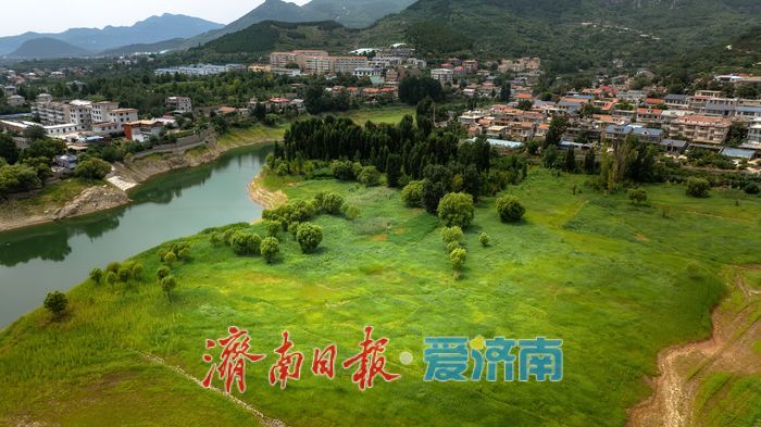 一年四季 泉在济南丨航拍锦绣川水库，“高山草甸”美景令人称赞