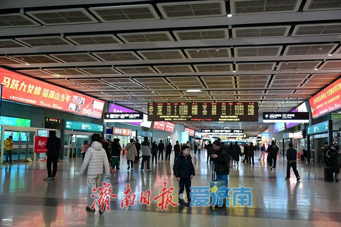 济南西站春运暖意浓 人潮之中有序归家