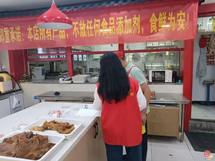 王舍人街道万象新天北区社区开展门前五包活动