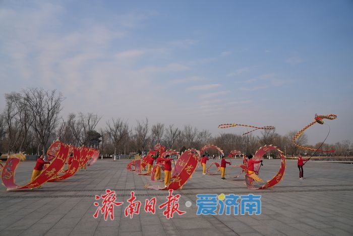 华山历史文化湿地公园 “健身龙”舞动春天活力
