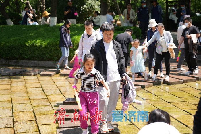 一年四季 泉在济南丨“五一”假期亲泉游升温，亲子戏水沉浸式感受泉城魅力