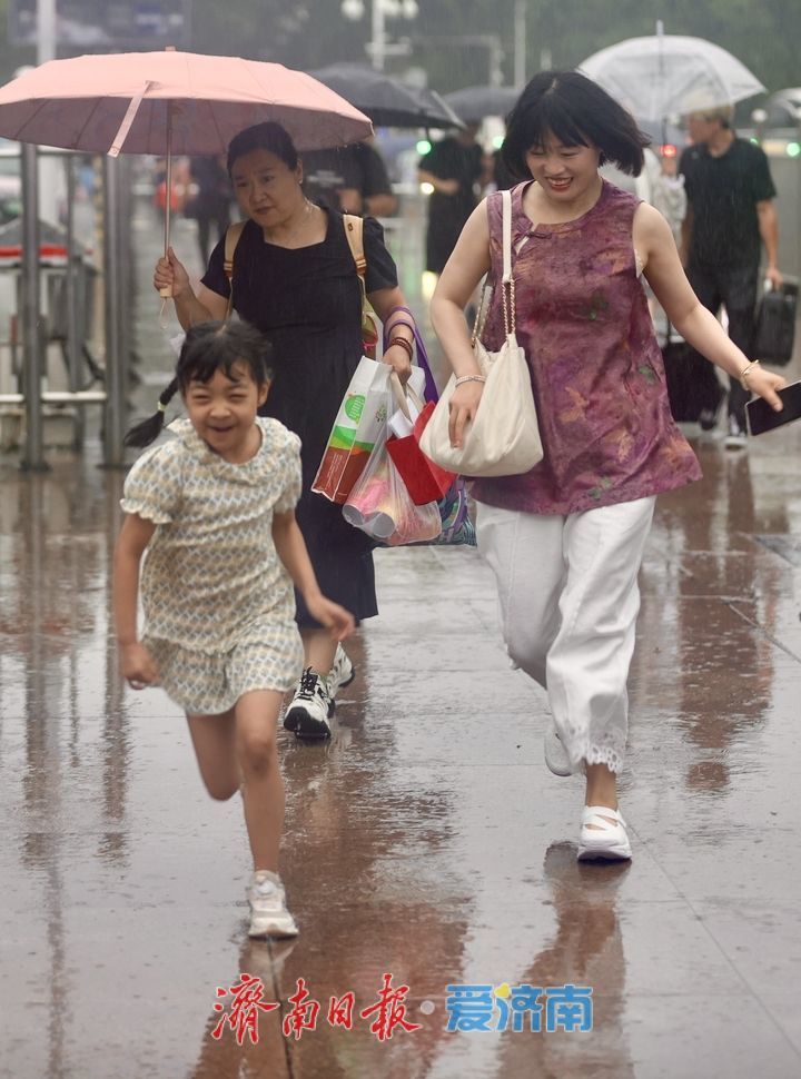 2025年铁路暑运雨中启动 济南站客流平稳 旅客有序踏上旅程