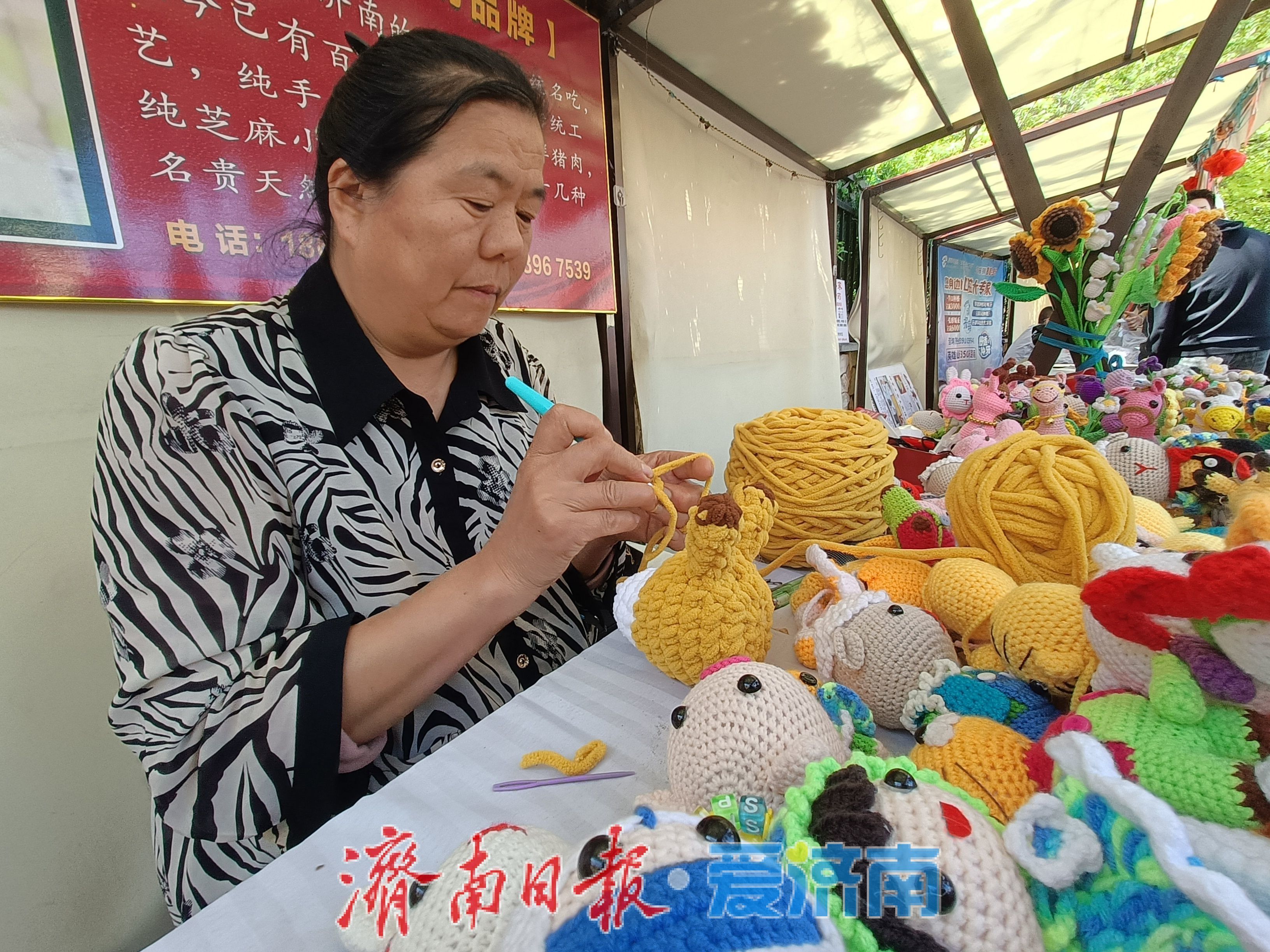 钩针上跑着一头“长颈鹿” 英雄山文化市场也藏着“网红”包