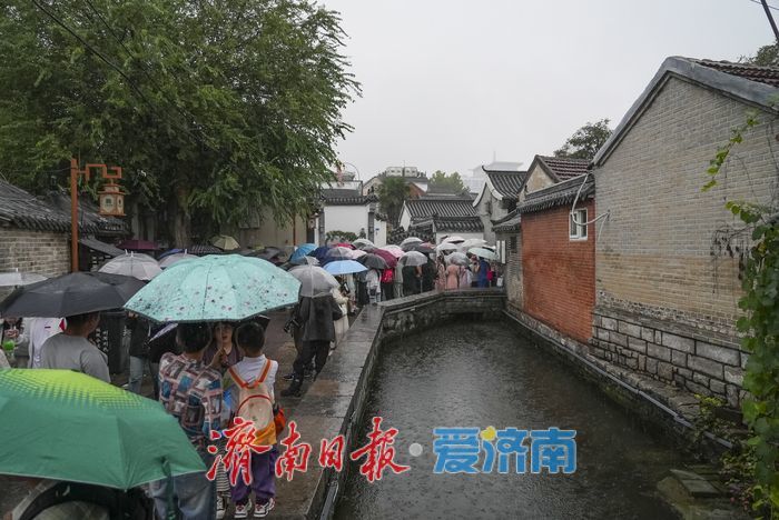 一年四季 泉在济南丨秋雨绵绵，起凤桥上演绎“国风”浪漫