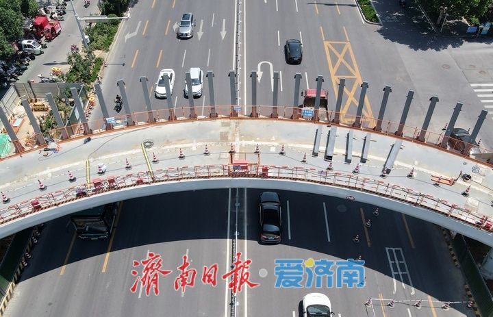 济南工业南路新建过街天桥人行梯道安装就位