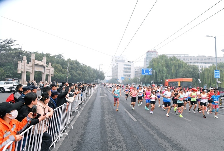 2024济南(泉城)马拉松鸣枪起跑，现场高清大图来了