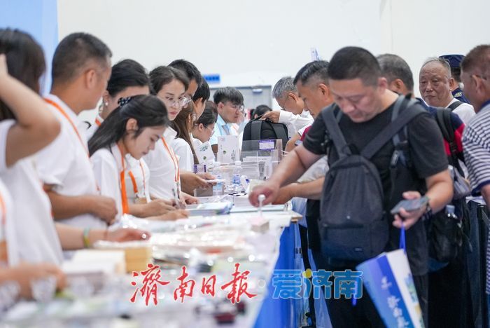 一年四季 泉在济南丨全国集邮盛宴亮相济南 开展首日迎万名观众观展