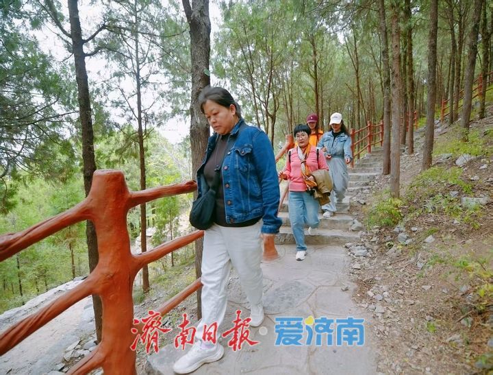 蝎子山一山双色刷屏！红叶盛放，设施提质、服务升级迎客流高峰