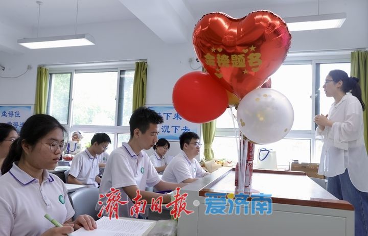 高三最后一课 合影定格青春，誓言决胜高考