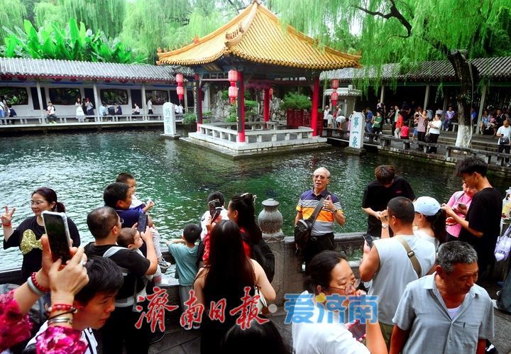 直逼29米！趵突泉持续喷涌22年，泉畔游人如织共赏胜景