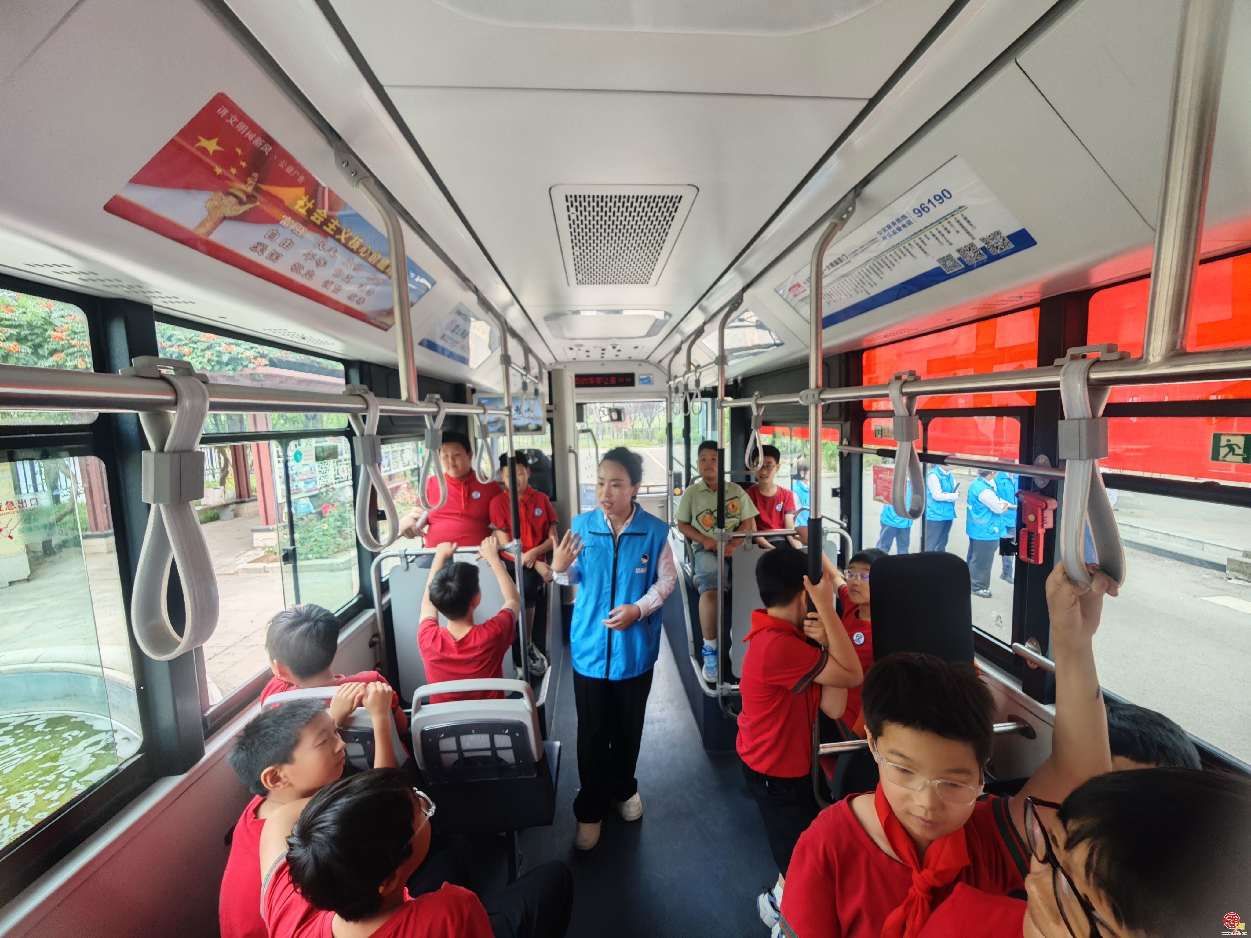 公交车进校园，共筑六一安全防线